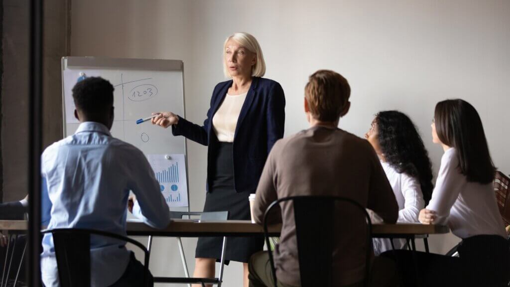 Która grupa najchętniej korzysta z benefitów pracowniczych